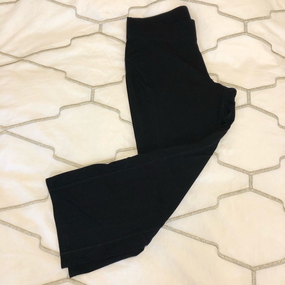 GAP black cropped workout capris